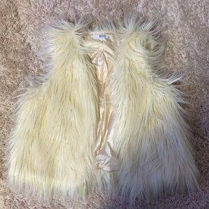 MOD ON TREND cream fluffy vest
